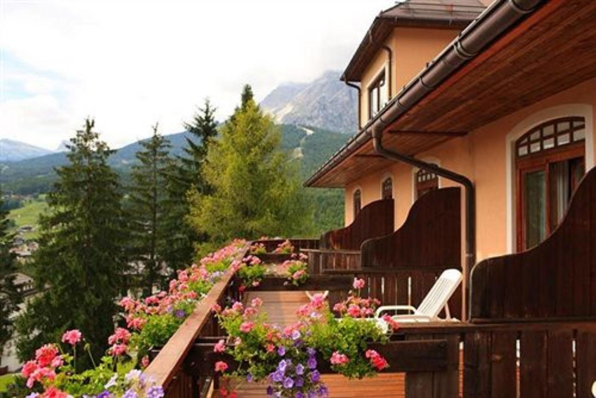 Boutique Hotel Villa Blu Cortina dʼAmpezzo Esterno foto